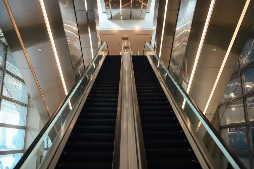 Elevador hidráulico o de tracción: cuál conviene a tu proyecto