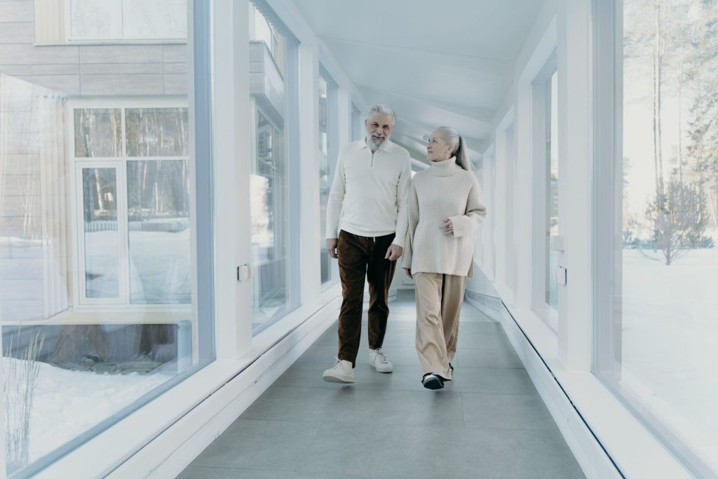 Elevadores para residencias de adultos mayores: qué cambia respecto a un edificio común